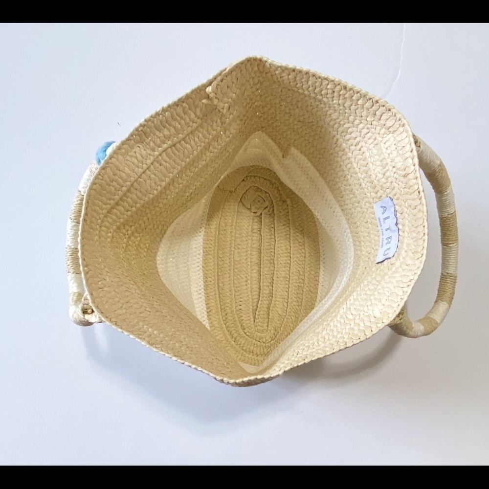 Altru straw tote with tassels - Picture 5 of 9